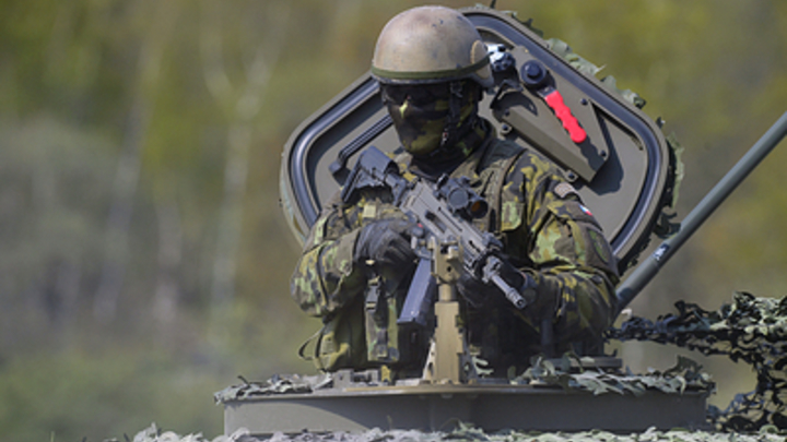 Ключевая ошибка ВСУ - и украинский БТР превратил в пыль британского снайпера