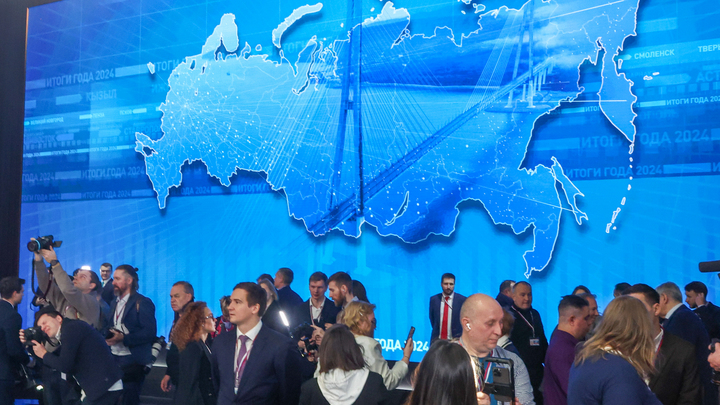 Неудобные вопросы Путину: Гигантские баннеры на весь Гостиный Двор