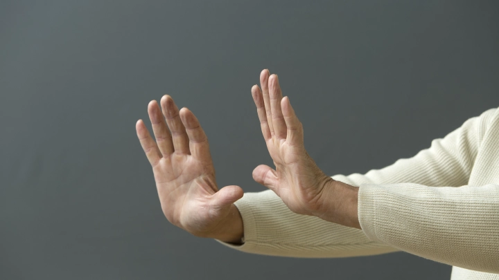 В Новосибирске закрыли дело о нападении на комментатора Скворцова