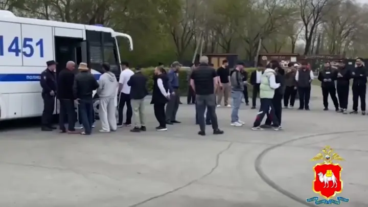 Силовики уложили мигрантов рядами у строящейся АЭС в Челябинской области