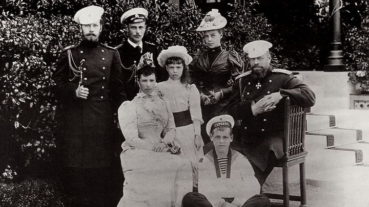 Британский монарх мог спасти семью Николая II. Захарова озвучила неприглядные факты о Западе