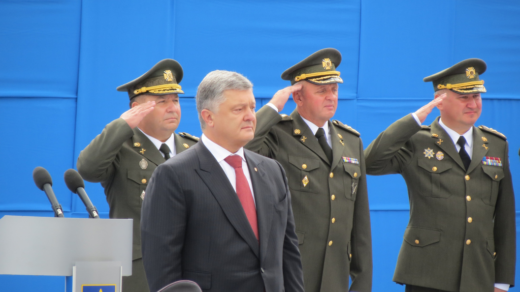 В соцсетях высмеяли Порошенко за оду украинским авиаторам В соцсетях высмеяли Порошенко за оду украинским авиаторам