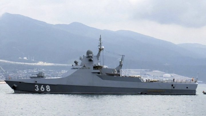 Русский корабль открыл огонь из-за сухогруза в Черном море