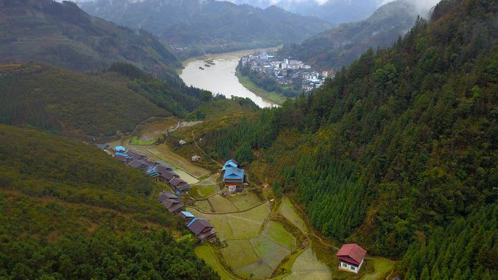 Туристы нашли самый узкий город в мире: Ширина - всего 30 метров
