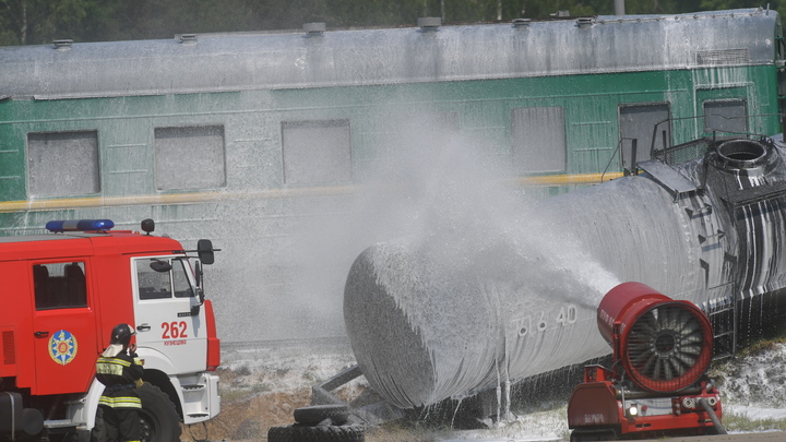 Фонтан огня с девятиэтажку: В Оренбургской области вспыхнула нефтяная скважина