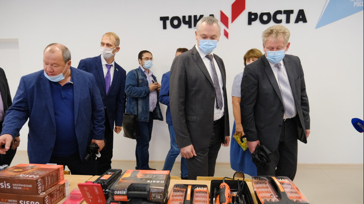Губернатор Травников посетил «Точку роста» в сельской школе