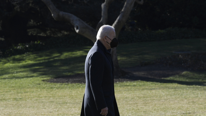 Омикрон в Белом доме. Байден посоветовал не паниковать: Делайте третью дозу