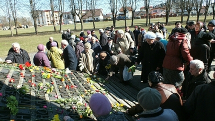 Украинка, напавшая на посла России в Польше 9 мая, сбежала, спасаясь от мести