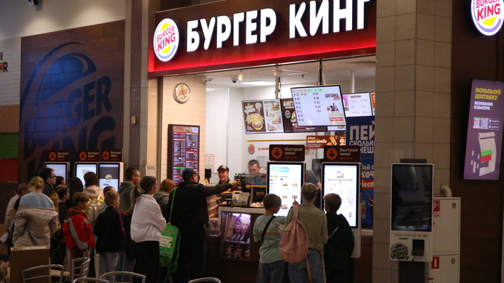 Москвич сломал зуб об камень в чизбургере и отсудил у «Бургер кинга» 60 тысяч рублей