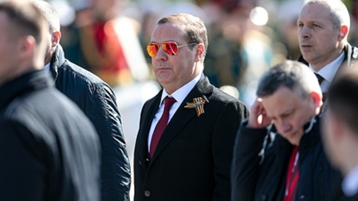 Медведев привёл в пример песню American Idiot в ответ на шутку Байдена об ИИ