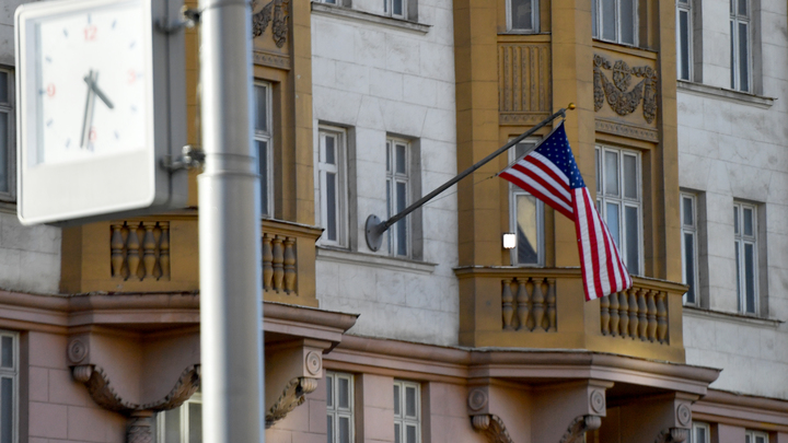 В Москве у посольства США оставили подарок: В чисто русском стиле