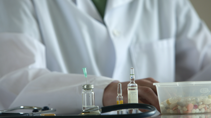 За что придется заплатить: названы медуслуги, которые не входят в полис ОМС