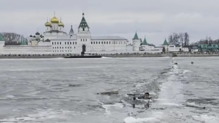 Челябинский Чистомэн, собирая мусор на берегу, бросился спасать тонущего мужчину
