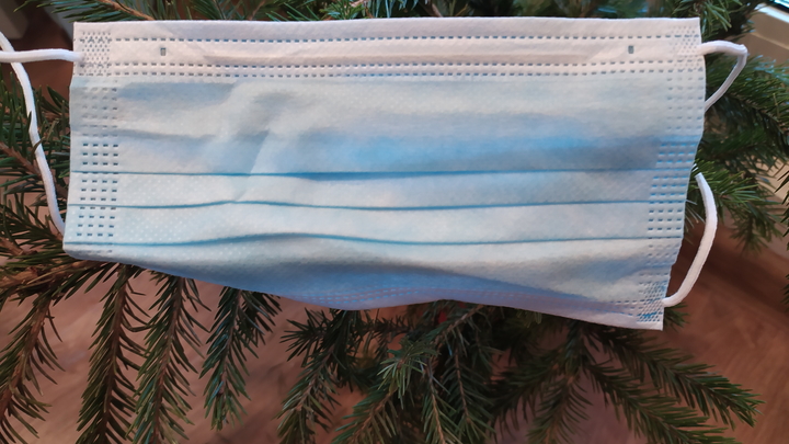 Уровень заболеваемости падает, но: Москвичам посоветовали доставать маски