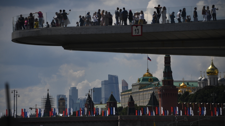 Ограбление одинокого прохожего бандой подростков-мигрантов в центре Москвы попало на видео