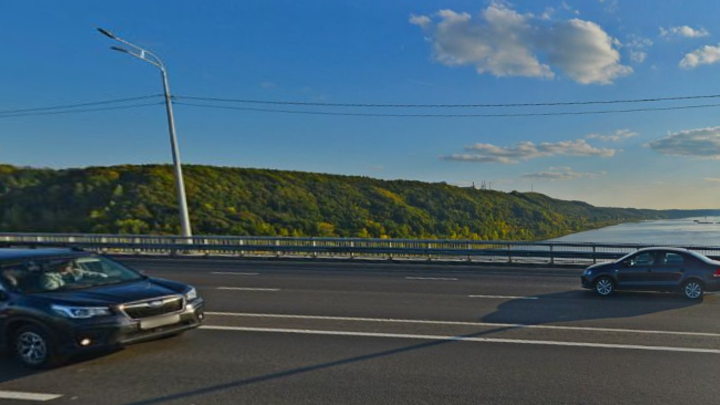 В Нижнем Новгороде на Мызинском мосту водитель легковушки погиб, влетев в отбойник