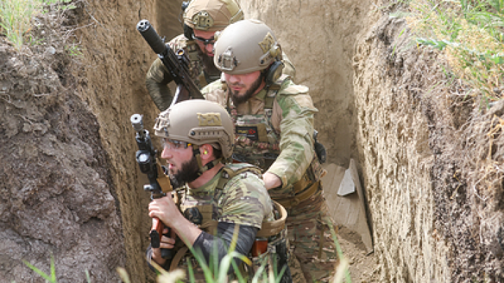 Русские бойцы перехватили украинский дрон, перерезав кабель ножницами — момент попал на видео