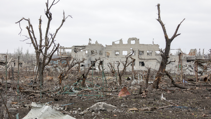 Самое нужное солдатам на фронте укатали бульдозером на свалке. Кто и зачем это сотворил?