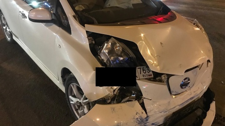 В Самаре водитель Opel Astra попал в больницу после аварии возле торгового центра