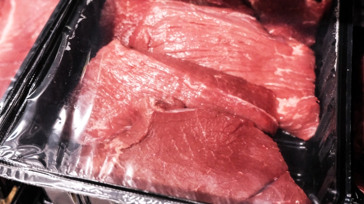 Елена Малышева объяснила причину пожизненного отказа от стейков с кровью