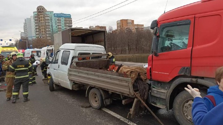 На юго-востоке Москвы фура протаранила «Газель» дорожных рабочих