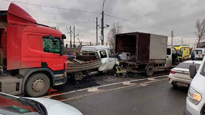 В Москве на протаранившего «Газель» дорожных рабочих водителя фуры завели уголовное дело