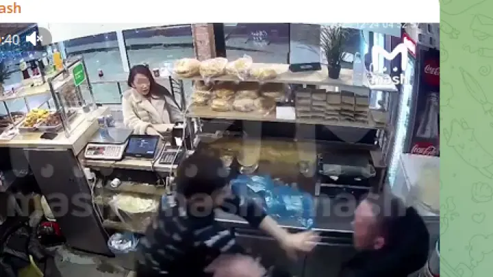 В День шаурмы повара избили кухонными щипцами из-за неправильной шаурмы