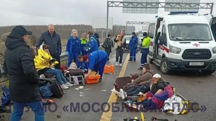 Под Каширой микроавтобус с пассажирами протаранил Туарег: есть тяжелораненые