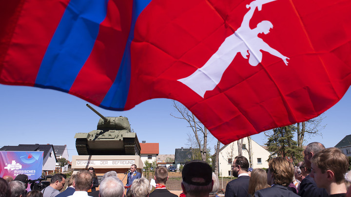 Господин мэр, вы мерзавец и фашист: За спасение советских памятников оставляют без квартир