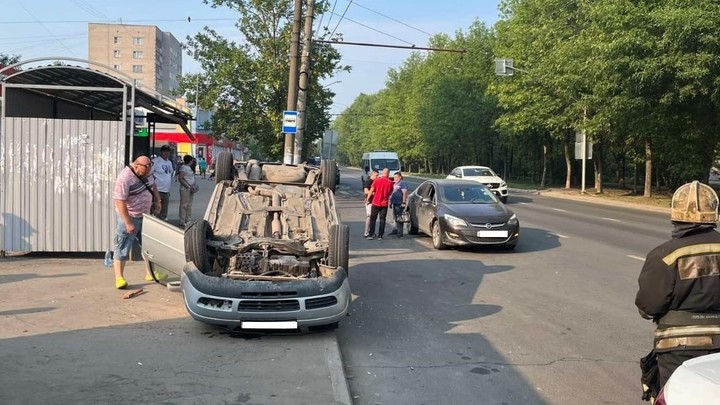 В Иванове машина вылетела на автобусную остановку и легла на крышу