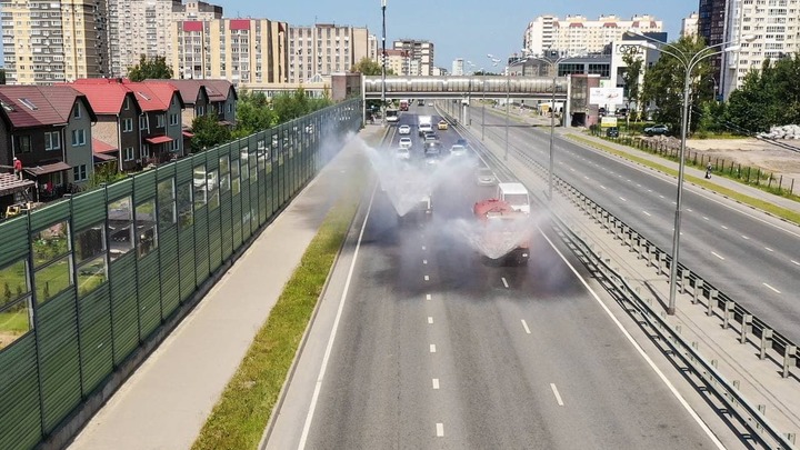 300 поливальных машин вышли из-за жары на магистрали Подмосковья