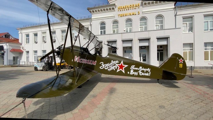 В аэропорту Краснодара ко Дню Победы установили макет бомбардировщика ПО-2