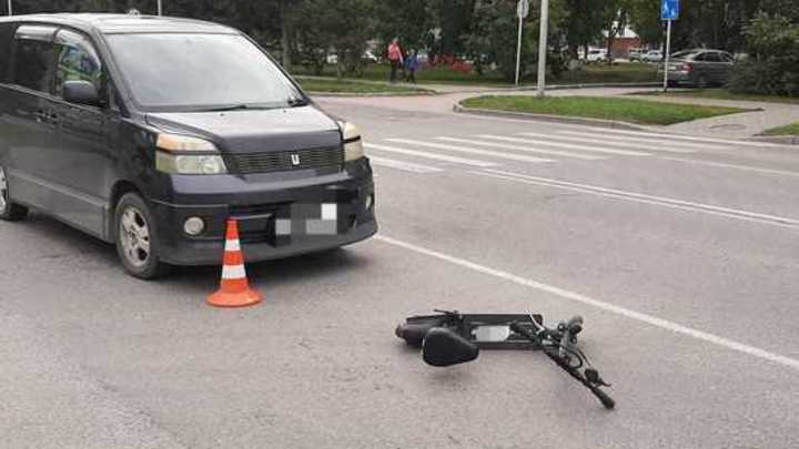 12-летний мальчик на самокате попал под колёса Toyota на улице Ленина в Бердске