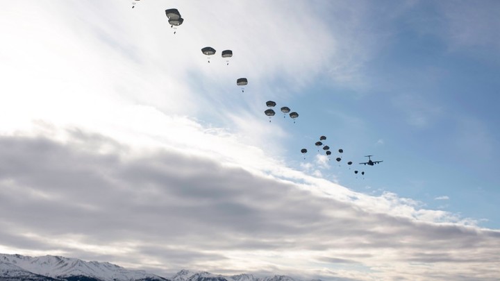 Военные учения НАТО в Швеции: 11 солдат покалечились во время прыжков с парашютом