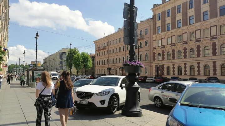 Зонтики точно пригодятся: синоптик рассказал о погоде в Петербурге на предстоящих выходных