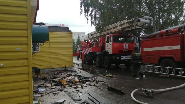 В Новосибирске пожарные спасли троих взрослых и ребёнка из горящего дома