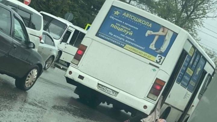Стало известно о состоянии бабушки, которую водитель автобуса протащил 30 метров по земле в Азове
