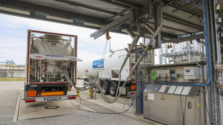 Взрыв и следом пожар: В Германии загорелся химический парк, в соцсетях бьют тревогу