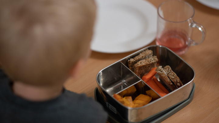 Врачи рассказали, как собрать правильный перекус ребенку в школу