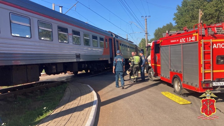 В Ленобласти электричка столкнулась с выехавшим на пути металловозом