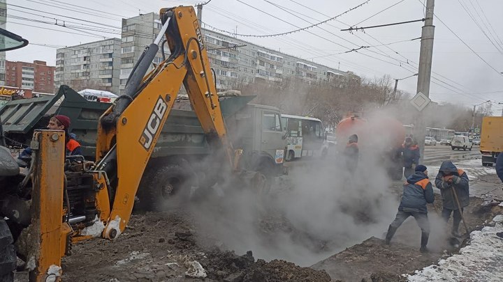 Выбило стёкла: Пассажиров автобуса в Омске облило кипятком из-за прорыва трубы