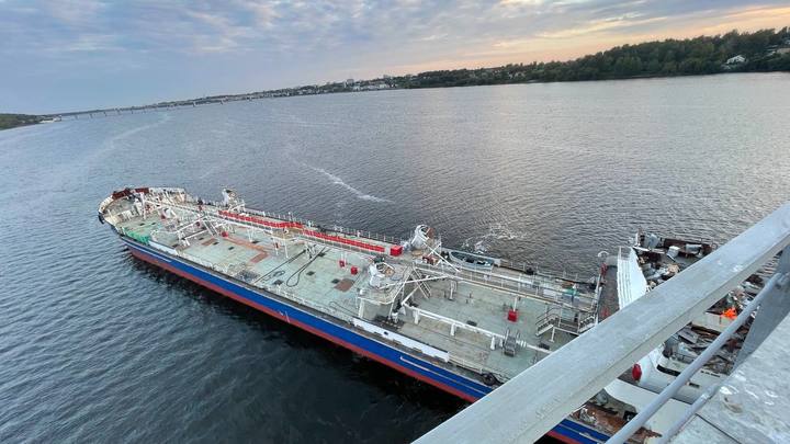 Судно «Ленанефть 2029» столкнулось с железнодорожным мостом в Костроме