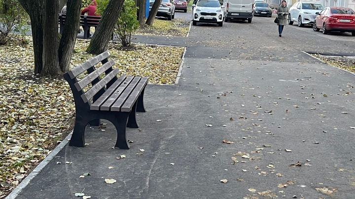 В Архангельске устанавливают особо прочные скамейки