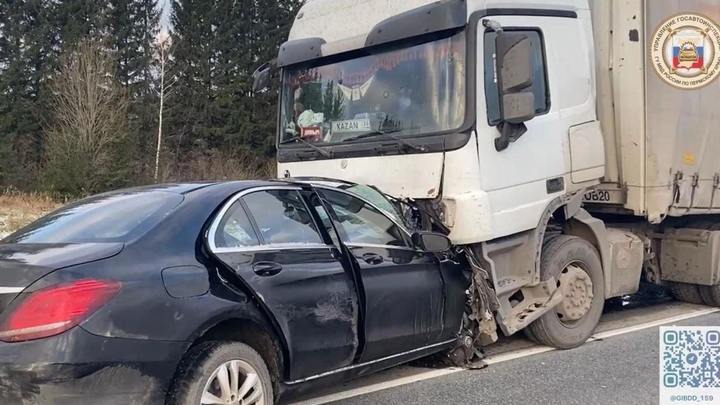 Погибли четверо молодых: челябинский Мерседес устроил ДТП на чужой дороге