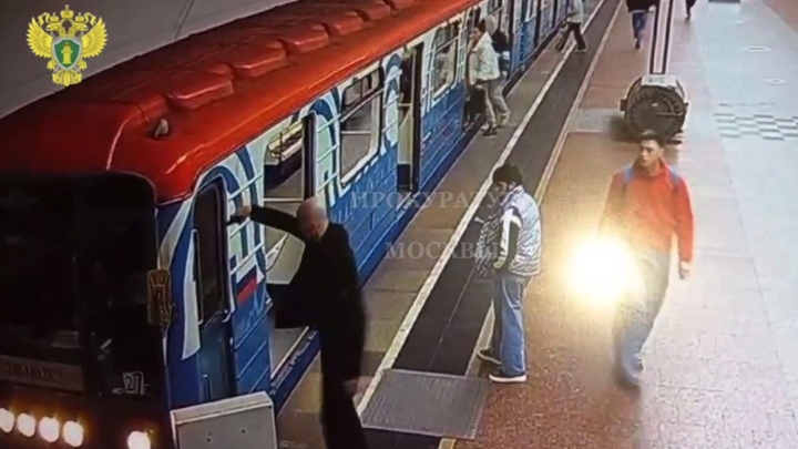 В Москве пассажир угрожал машинисту метро игрушечным пистолетом