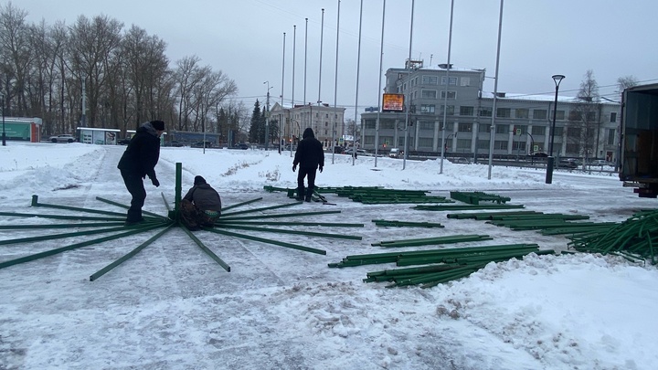 В центре Архангельска начали устанавливать главную новогоднюю ель