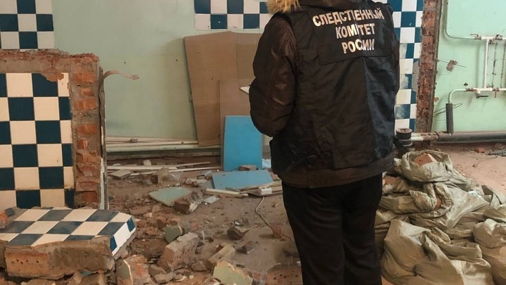 В Архангельске на работника рухнула кирпичная стена