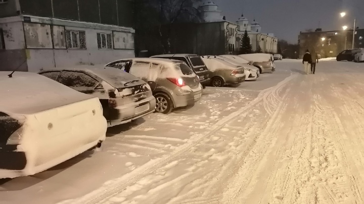 Можно было спасти: мёртвого мужчину без штанов нашли под машиной в Озёрске