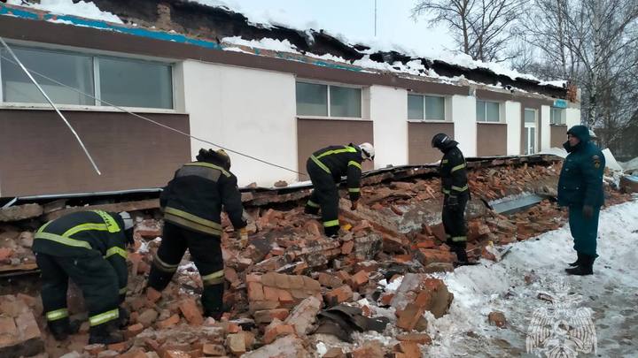В Фурманове под тяжестью снега обрушилась крыша магазина: есть погибший