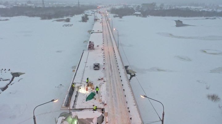 В Каргопольском округе продолжается капремонт моста через реку Онегу